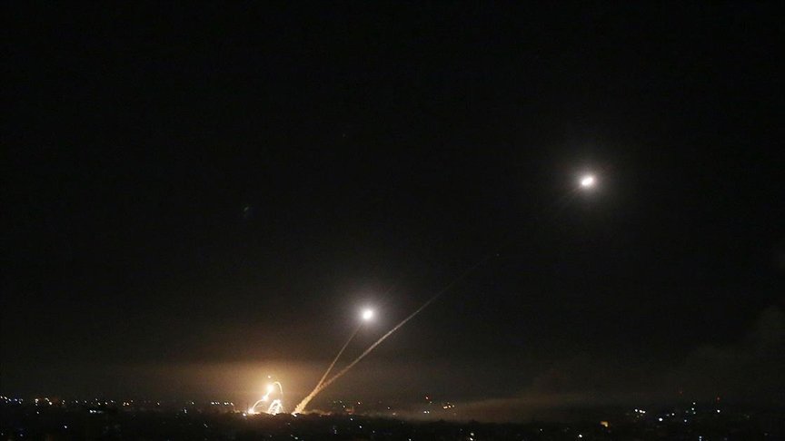 İsrail, roket atışları nedeniyle Tel Aviv’e uçuşları ülkenin güneyindeki Ramon Havalimanı’na yönlendirdi