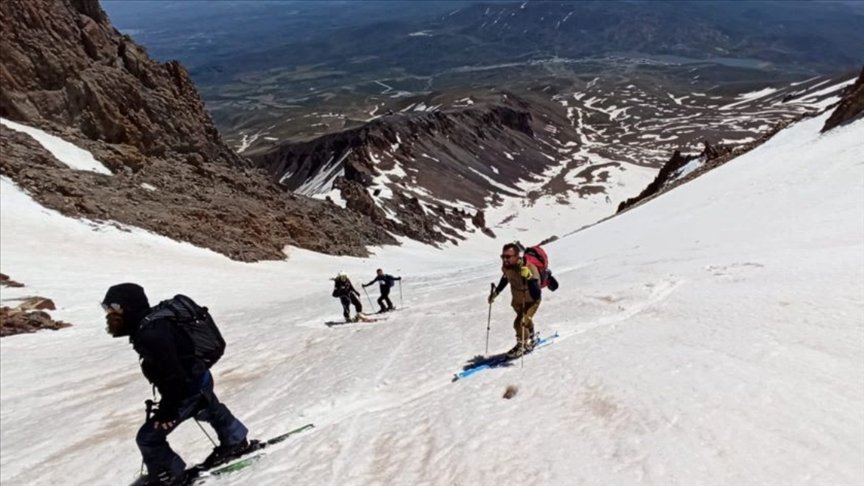 Erciyes’in zirvesinde mayıs ayında dağ kayağı keyfi