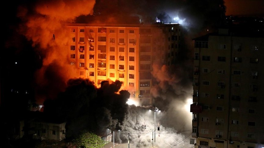 İsrail savaş uçakları Gazze’de sivillerin yaşadığı 9 katlı bir binayı vurdu