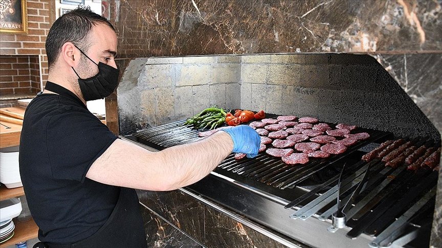 Sivas’ın tescilli köftesi paket servisle iftar sofralarına ulaştırılıyor