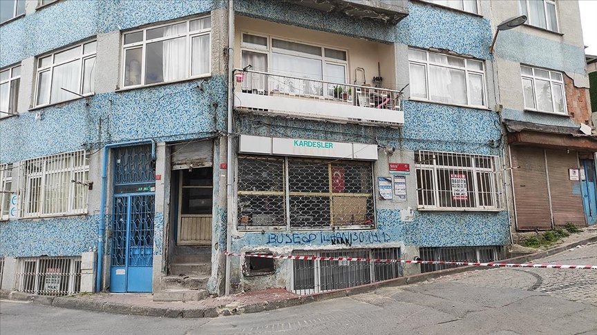 Fatih’te kolonları çatlayan bina boşaltıldı