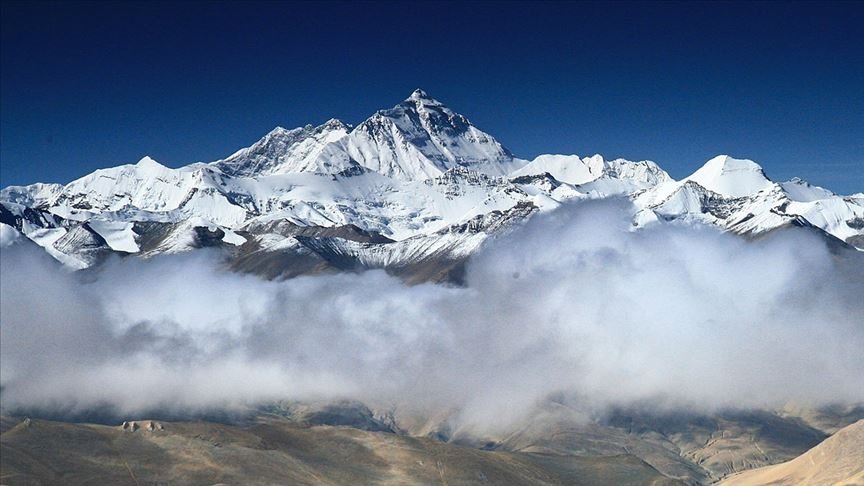 Everest’e tırmanan 2 dağcı öldü