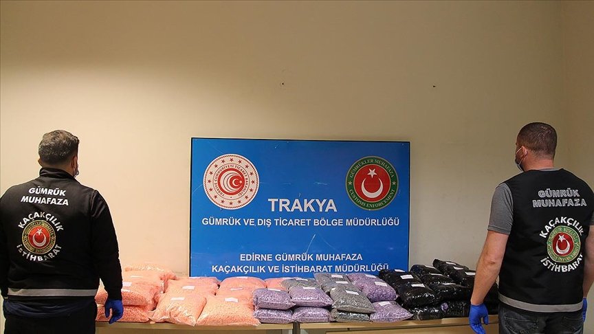 Kapıkule Sınır Kapısı’nda bir tırın yakıt tankında 526 bin uyuşturucu hap ele geçirildi