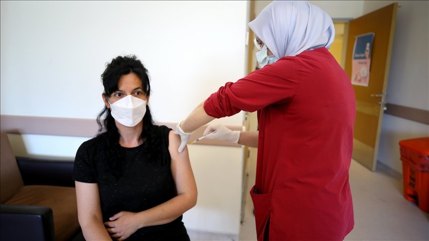Trakya’da sağlık çalışanlarının eşlerine Kovid-19 aşısı yapılmaya başlandı