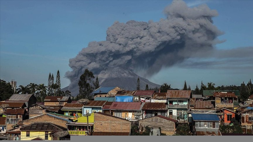 Endonezya’da faaliyete geçen Sinabung Yanardağı kül püskürtmeye başladı