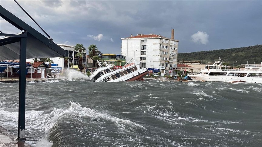 Ayvalık’ta dün etkili olan fırtına nedeniyle 80 teknenin battığı belirlendi