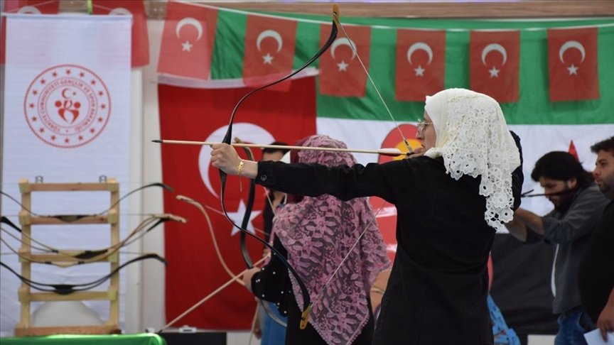 Suriye’nin Azez ilçesinde, İstanbul’un fethi kutlamaları kapsamında geleneksel okçuluk turnuvası yapıldı