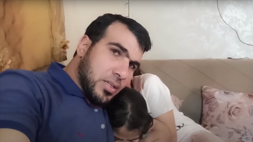 İsrail hava saldırılarından korkan kızlarını teskin etmeye çalışan Gazzeli baba bombardımanda hayatını kaybetti