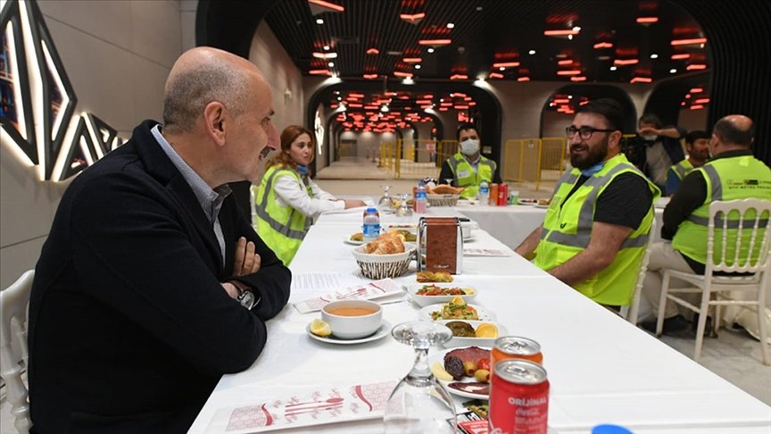 Bakan Karaismailoğlu, yıl sonunda açılacak Havalimanı metrosu Göktürk istasyonunda işçilerle iftar yaptı
