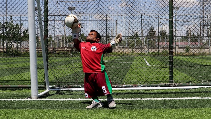 Diyarbakırlı engelli sporcu İsmail Kele, kalecilik hayaline kavuştu