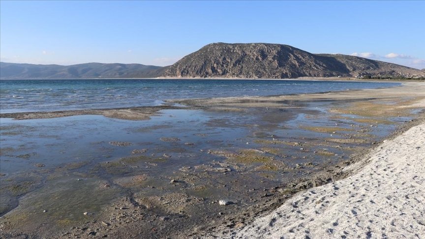 Burdur Valisi Arslantaş: Polenler Salda Gölü’nde sarımtırak görüntüyü meydana getirdi