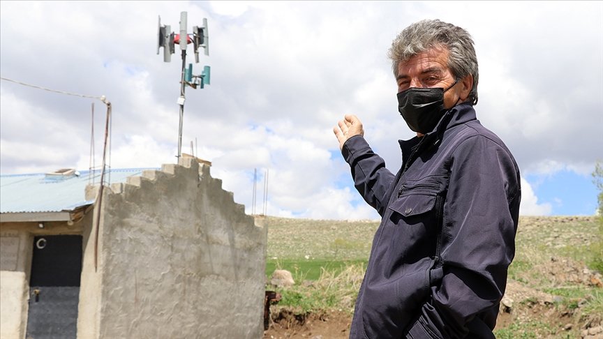 ABD’den Ağrı’daki köyüne dönüp kendi imkanlarıyla yaptığı rüzgar panelinden elektrik üretti