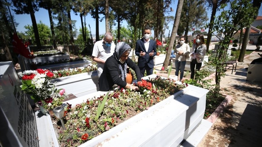 Balıkesir’de belediye ekipleri şehit ailesini özel izinle oğullarının mezarına götürdü