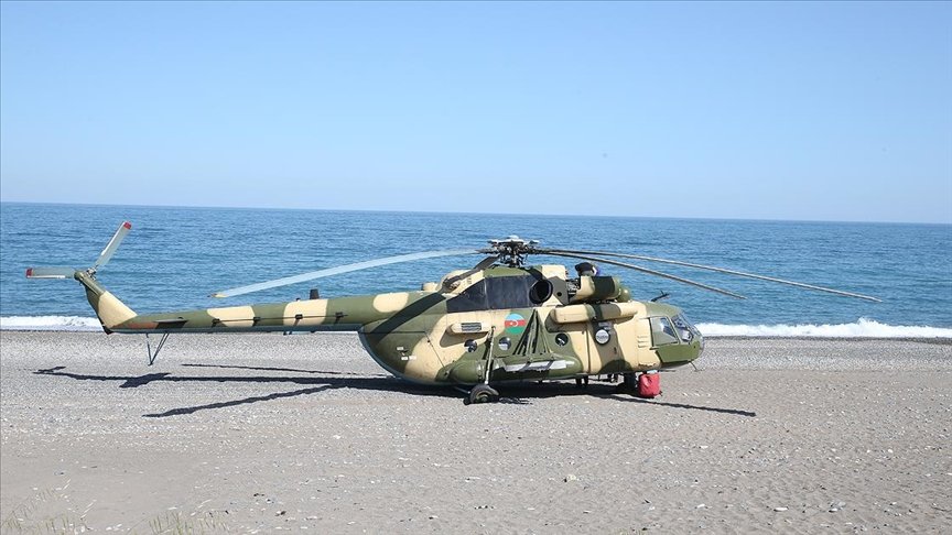 Giresun’da sahile zorunlu iniş yapan Azerbaycan’a ait askeri helikopterdeki arıza giderilmeye çalışılıyor