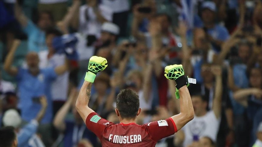 Muslera’nın giyeceği eldivene taraftarlar karar verecek