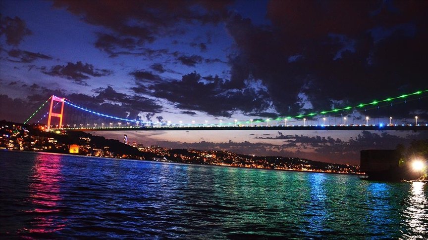 İstanbul’un köprüleri Azerbaycan bayrağının renklerine büründü
