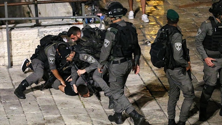 İsrail polisinden Filistinli gence ‘George Floyd’ olayını hatırlatan gözaltı
