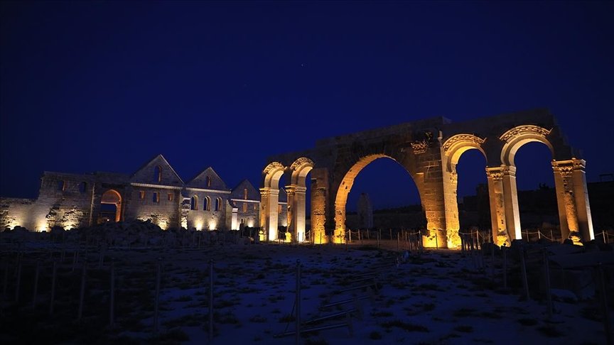 Şanlıurfa’daki turistik mekanlar özel ışıklandırmayla gece de görenleri cezbediyor