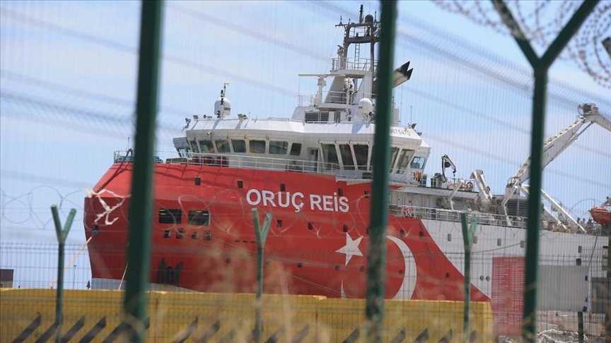 Oruç Reis gemisi ikmal için Antalya Limanı’na yanaştı