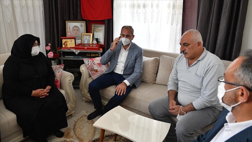 Adalet Bakanı Gül, Gaziantep’teki şehit ailesini Cumhurbaşkanı Erdoğan ile telefonla görüştürdü