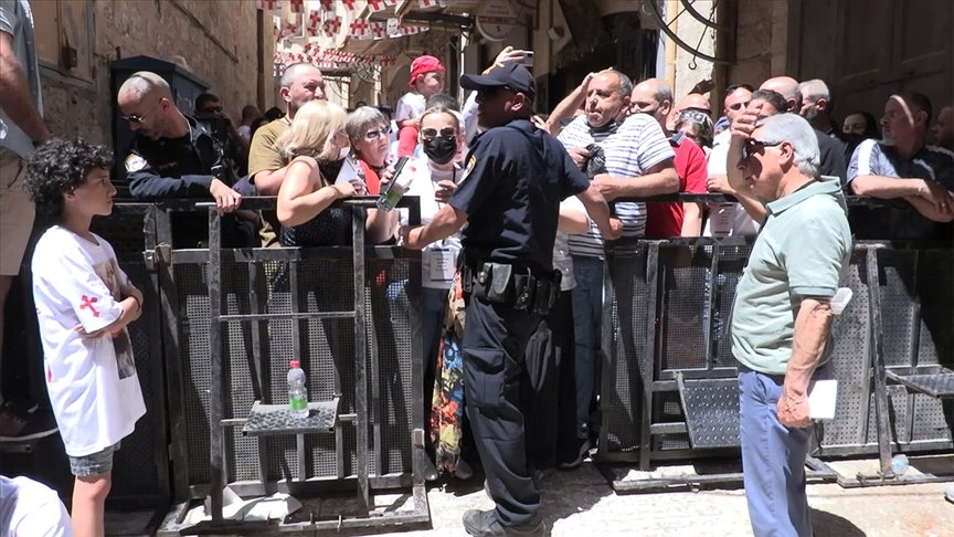 İsrail, Kudüs’teki Kıyamet Kilisesi’nde ‘kutsal ateş’ ayinine katılmak isteyen bazı Hristiyanları engelledi