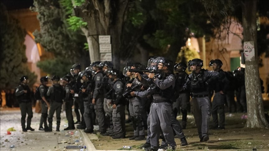 İsrail güçleri, Mescid-i Aksa’dan dönen onlarca genci Kalandiya kontrol noktasında gözaltına aldı