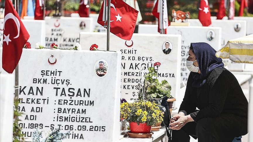 Şehit anneleri Anneler Günü’nde çocuklarının kabrini ziyaret etti