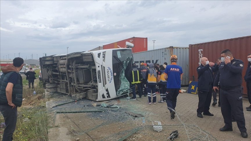 Bursa’da işçileri taşıyan servis aracı devrildi: 1 kişi öldü, 20 kişi yaralandı