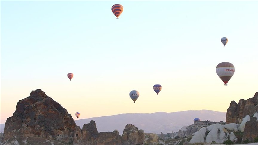 Kapadokya’da sıcak hava balonları ‘tam kapanma’ sürecinin ardından gökyüzünü yeniden renklendirdi