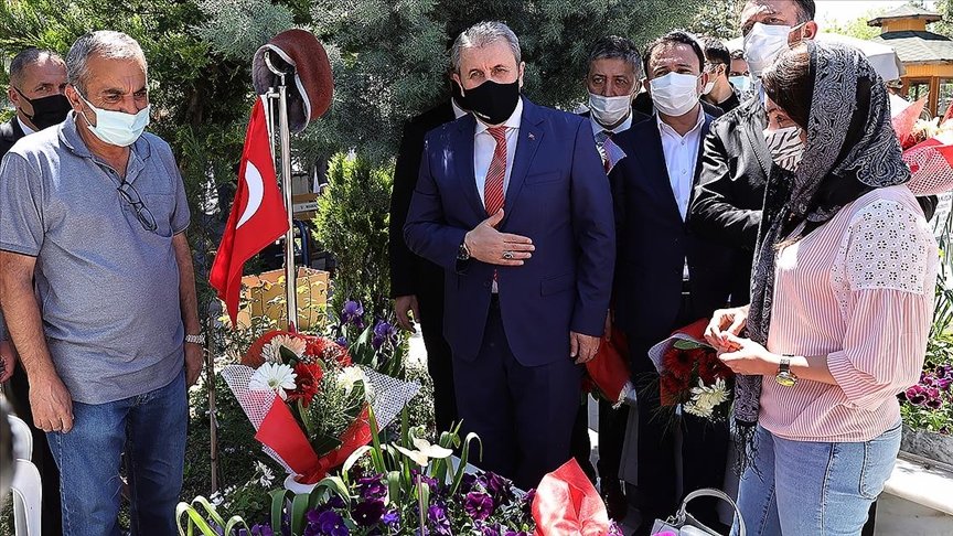 Türkiye Gaziler ve Şehit Aileleri Vakfı, Cebeci Şehitliği’nde anma programı düzenledi