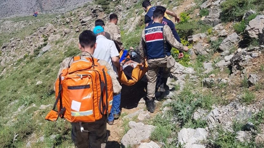 Malatya’da mantar ve ot toplamak için çıktığı kayalıklardan düşen kişi yaralandı