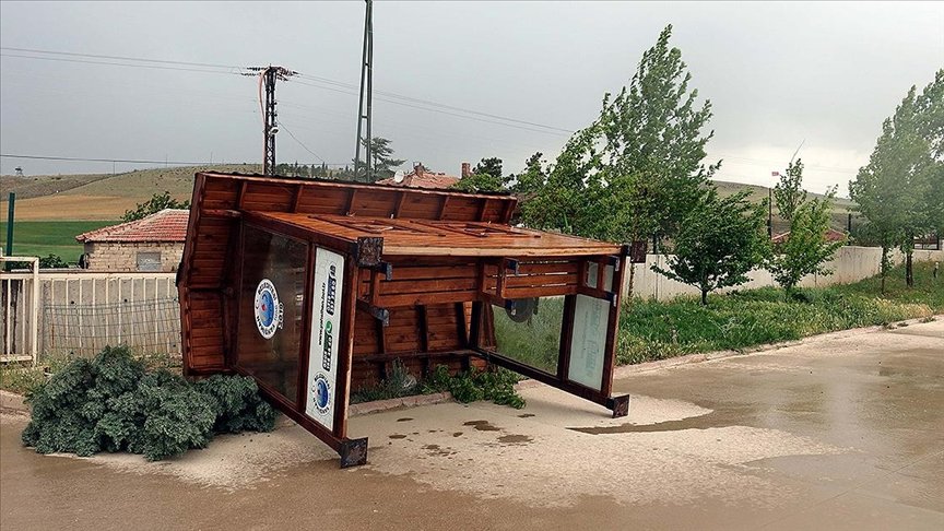 Kırıkkale’de şiddetli fırtına çatıları uçurdu, ağaçları devirdi