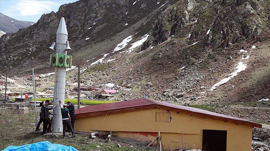 Rize’de çığdan zarar görmemesi için kışın yatırılan minare yeniden kaldırıldı