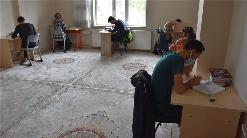 Hakkarili aile çocukları için evlerinin misafir odasını sınıfa çevirdi