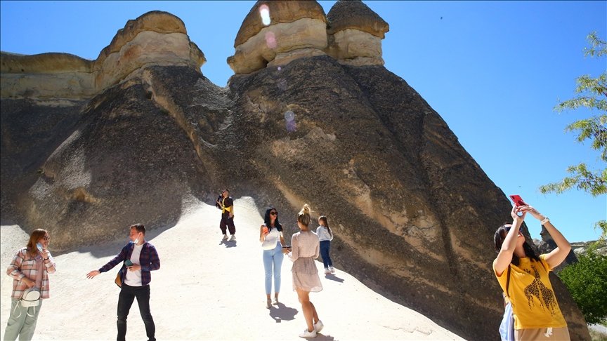 Ukraynalı turistler direkt uçuşla geldikleri Kapadokya’dan hayranlıkla ayrılıyor