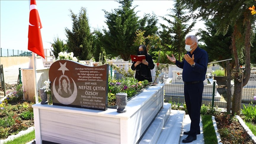 Edirne’de kısıtlamadan muaf tutulan şehit yakınları kabristan ziyaretinde bulundu