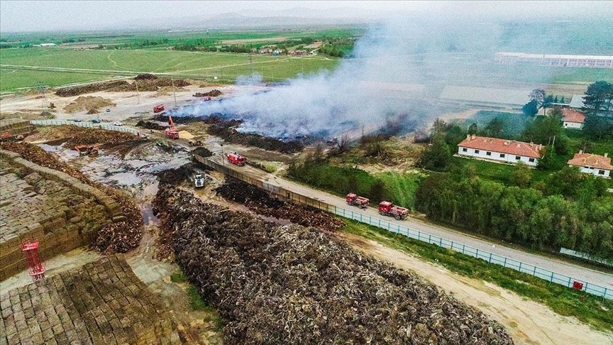 Afyonkarahisar’da biyokütle enerji santralindeki yangında 30 bin ton odun ve tomruk yandı