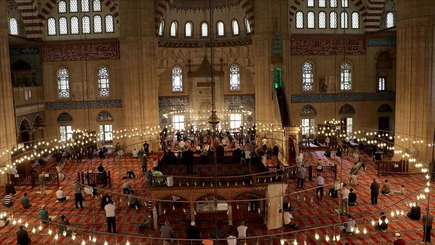 Camilerde ‘Kadir Gecesi’ konulu hutbe okundu