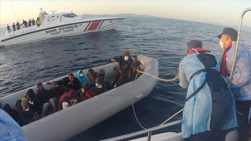İzmir’de Türk kara sularına itilen 21 sığınmacı kurtarıldı