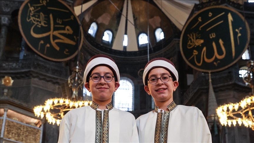 İkiz kardeşler hafızlık icazet sevincini Ayasofya-i Kebir Cami-i Şerifi’nde yaşadı