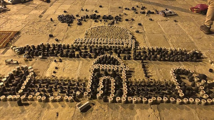 Filistinliler İsrail polisinin Mescid-i Aksa’da sıktığı plastik mermilerle Kubbetu’s Sahra sureti yaptı