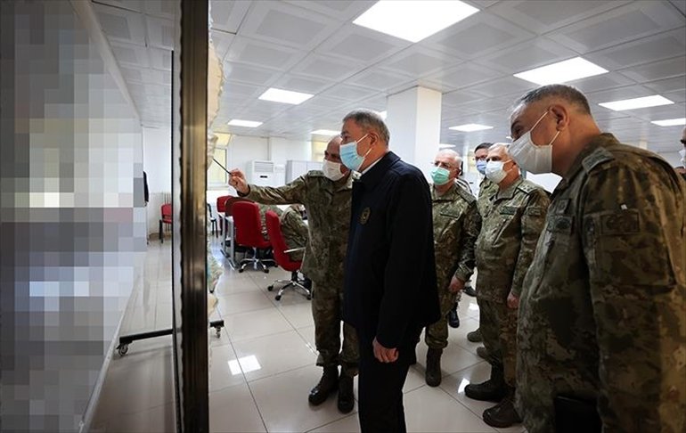 Bakan Akar ve TSK komuta kademesi sınır birliklerinde incelemelerde bulundu