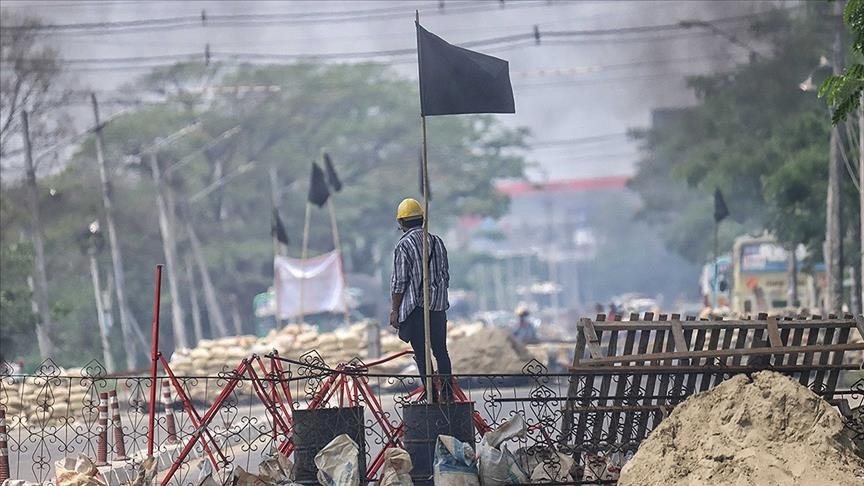 Myanmar’da darbe karşıtı ‘sivil hükümet’ protestocuları korumak için kurduğu halk ordusunu tanıttı