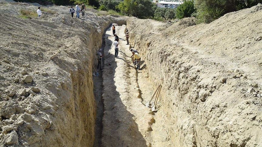 Kuşadası’nda inşaat alanındaki sondajda Milattan Önce 1’inci yüzyıla ait su kemeri bulundu