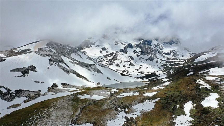 Trabzon yaylaları beyaza büründü