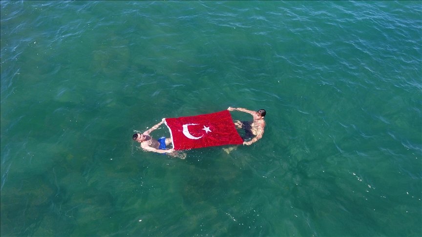 Düzce’de denizde Türk bayrağı açan gençler ’19 Mayıs’ı coşkuyla kutladı