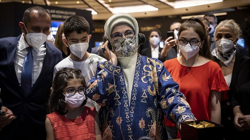 Emine Erdoğan, görme engellilere yönelik ‘Tablolar Konuşuyor Dijital Resim Sergisi’nin açılışını yaptı