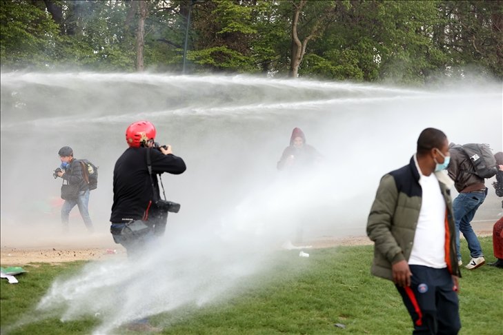 Belçika’da parkta parti düzenlemek isteyen gençlere polis müdahale etti