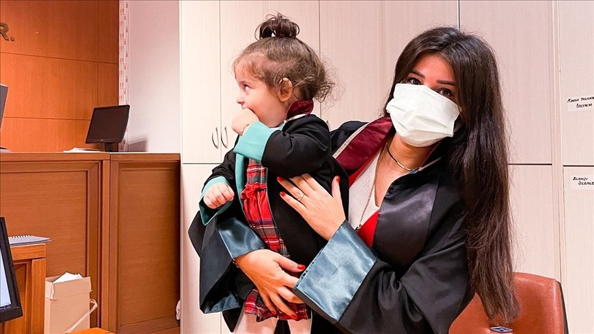 ‘Minik avukat’ giydiği cübbesiyle duruşmada avukat annesine eşlik etti