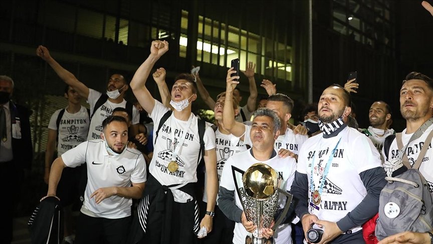 Süper Lig’e yükselen Altay’ı İzmir’de taraftarlar karşıladı